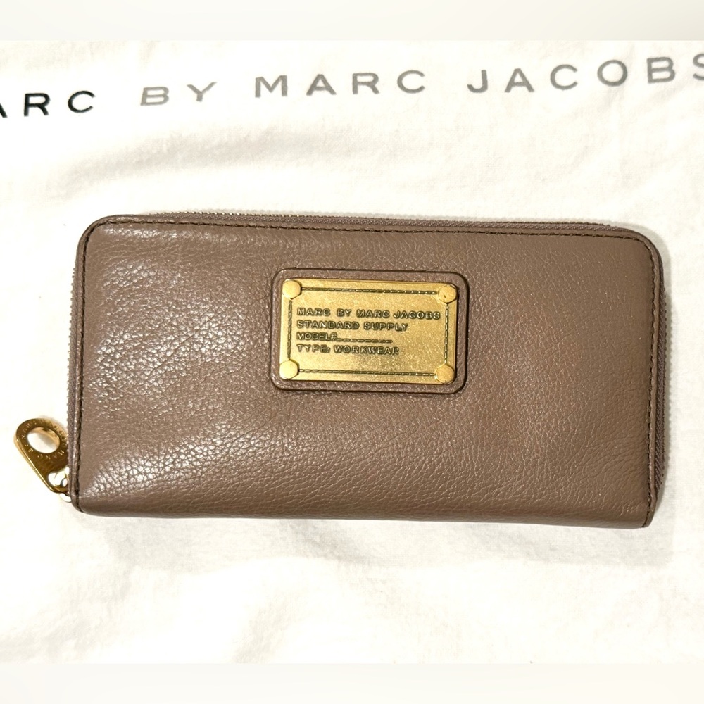 Marc by Marc Jacobs Zip Around wallet in Rootbeer